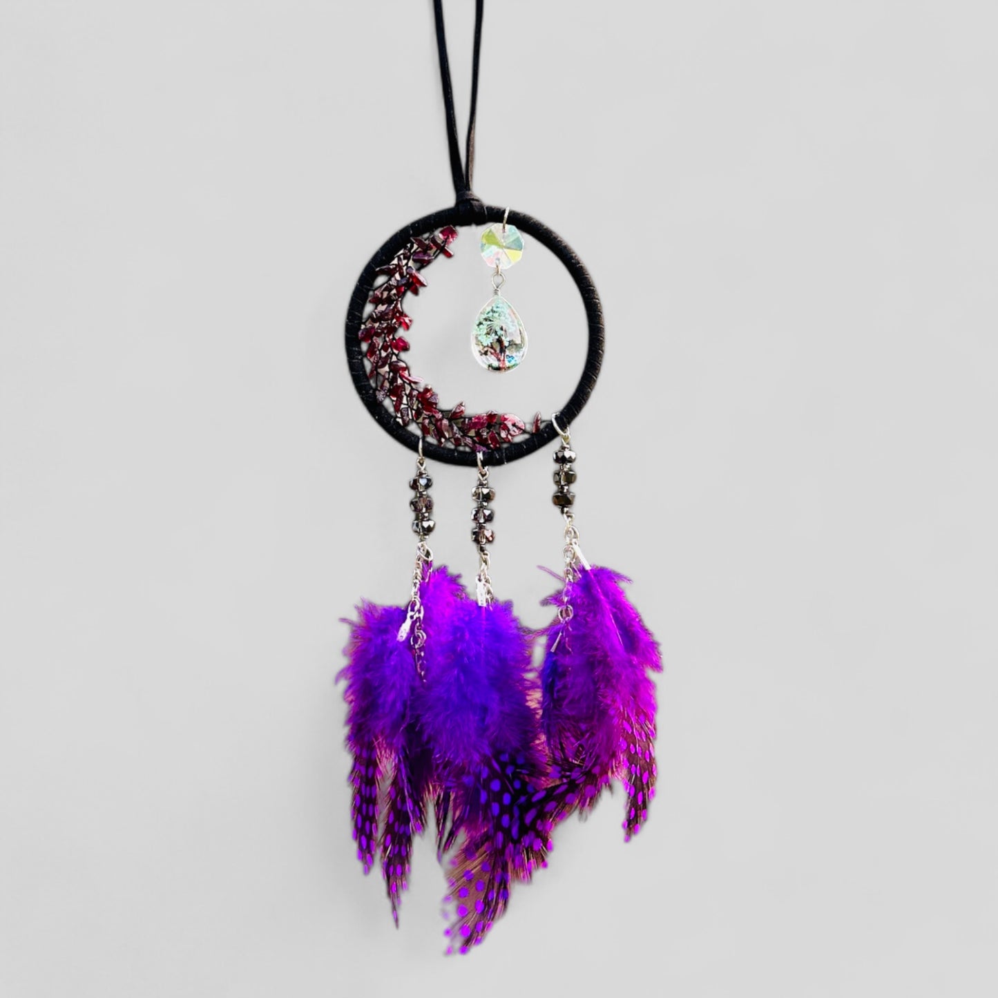 Attrape-rêves en croissant de lune violet foncé avec plumes tachetées violettes et breloque suspendue à un arbre décoratif, suspension de rétroviseur ou suspension murale