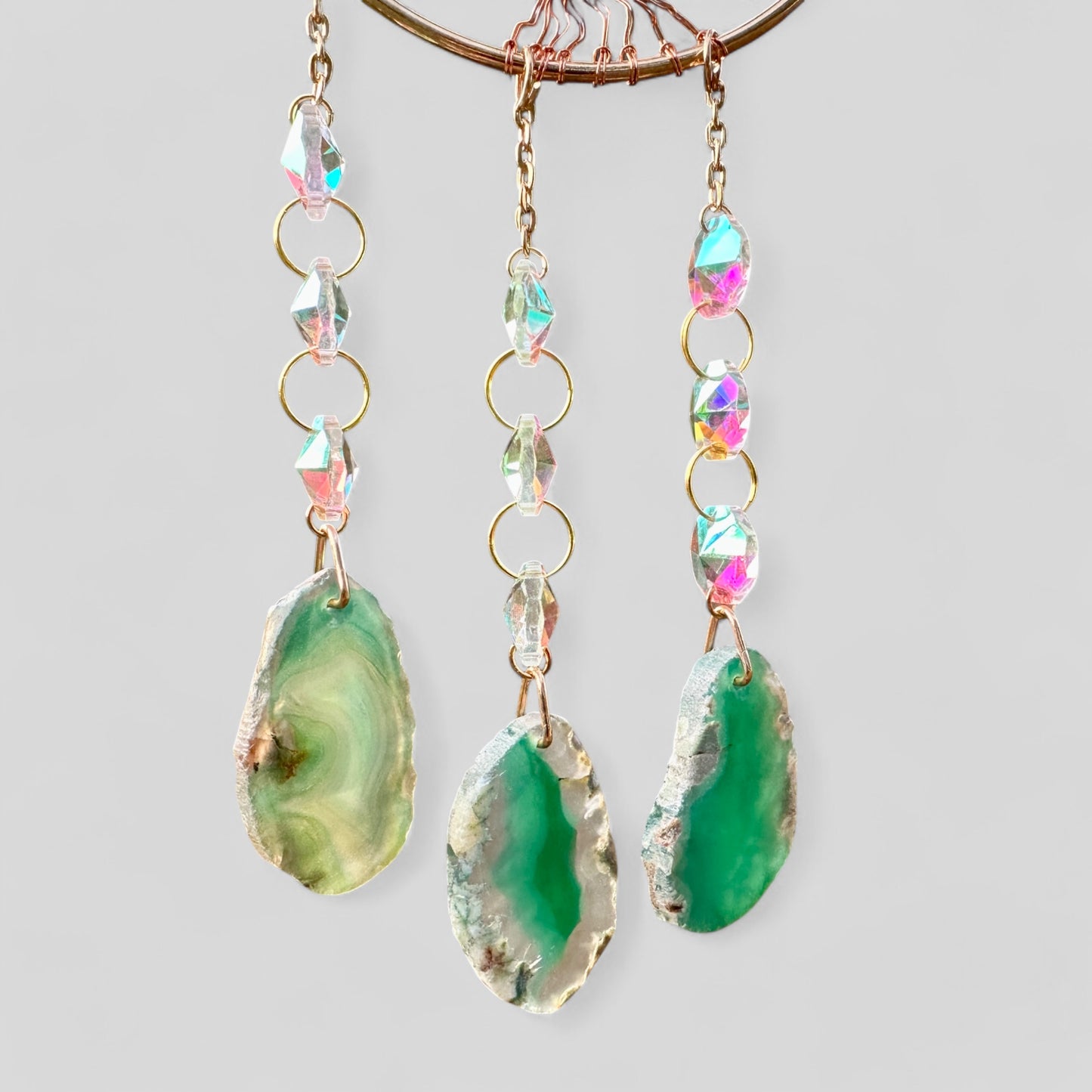 Attrape-rêves en forme de croissant de lune en métal doré avec arbre de vie vert, aventurine et breloques à suspendre – à suspendre à une fenêtre ou à un mur