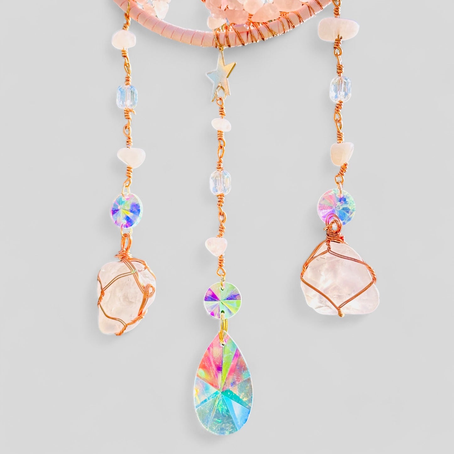 Attrape-rêves en forme de croissant de lune en métal doré avec arbre de vie vert, aventurine et breloques à suspendre – à suspendre à une fenêtre ou à un mur