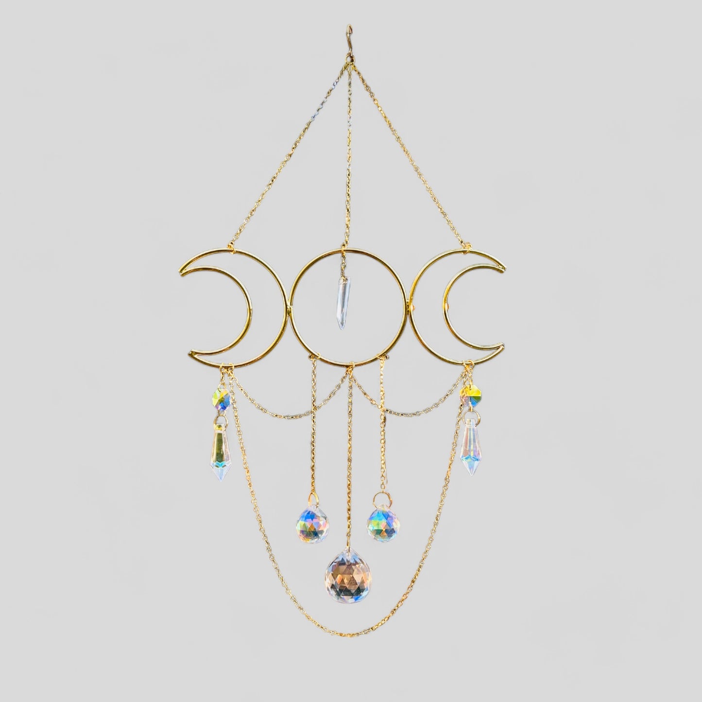 Attrape-rêves en forme de croissant de lune en métal doré avec arbre de vie vert, aventurine et breloques à suspendre – à suspendre à une fenêtre ou à un mur