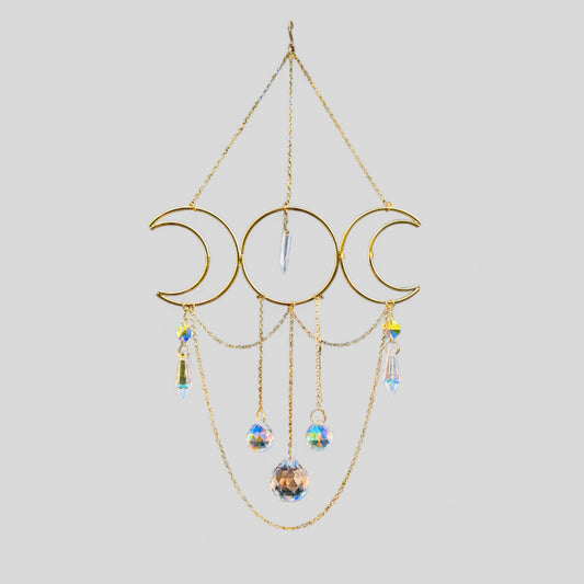 Attrape-rêves en forme de croissant de lune en métal doré avec arbre de vie vert, aventurine et breloques à suspendre – à suspendre à une fenêtre ou à un mur