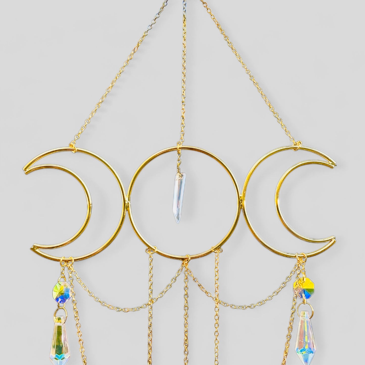 Attrape-rêves en forme de croissant de lune en métal doré avec arbre de vie vert, aventurine et breloques à suspendre – à suspendre à une fenêtre ou à un mur