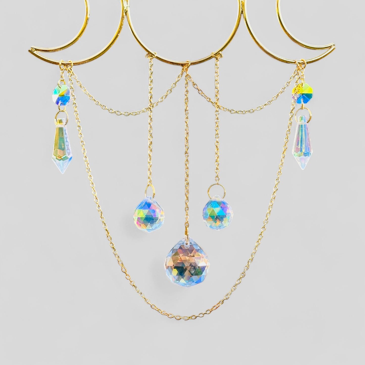 Attrape-rêves en forme de croissant de lune en métal doré avec arbre de vie vert, aventurine et breloques à suspendre – à suspendre à une fenêtre ou à un mur