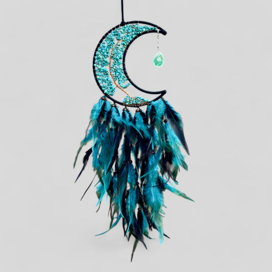 Attrape-rêves en croissant de lune à suspendre au mur de taille moyenne avec pierres turquoise et breloque en pierre suspendue avec plumes noires turquoise, décoration d'intérieur moderne