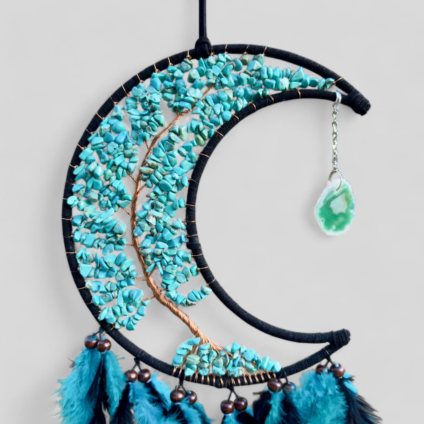 Attrape-rêves en croissant de lune à suspendre au mur de taille moyenne avec pierres turquoise et breloque en pierre suspendue avec plumes noires turquoise, décoration d'intérieur moderne