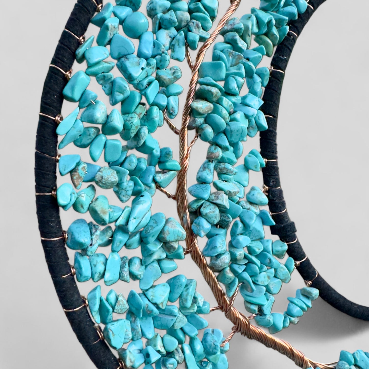 Attrape-rêves en croissant de lune à suspendre au mur de taille moyenne avec pierres turquoise et breloque en pierre suspendue avec plumes noires turquoise, décoration d'intérieur moderne