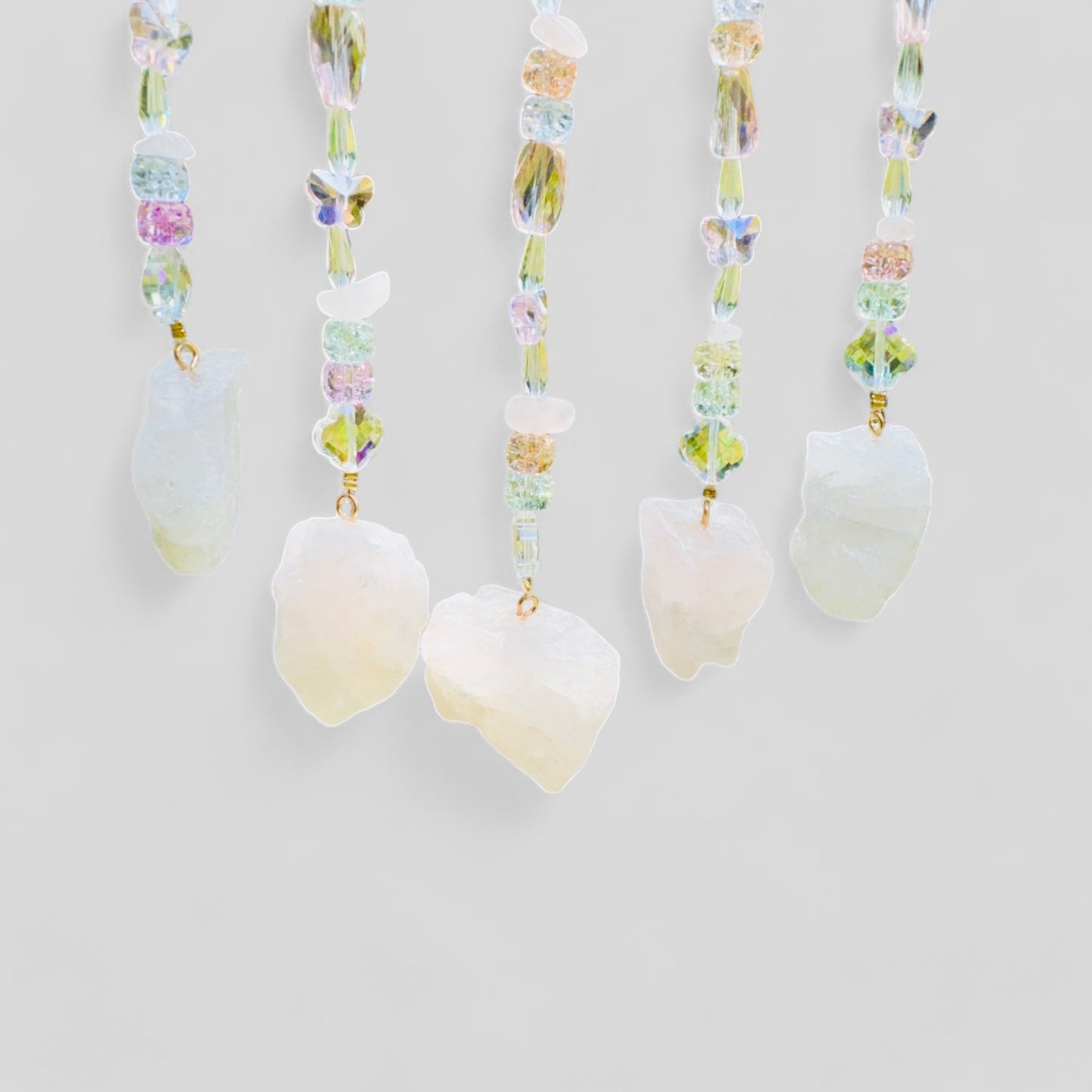 Attrape-rêves en forme de croissant de lune en métal doré avec arbre de vie vert, aventurine et breloques à suspendre – à suspendre à une fenêtre ou à un mur