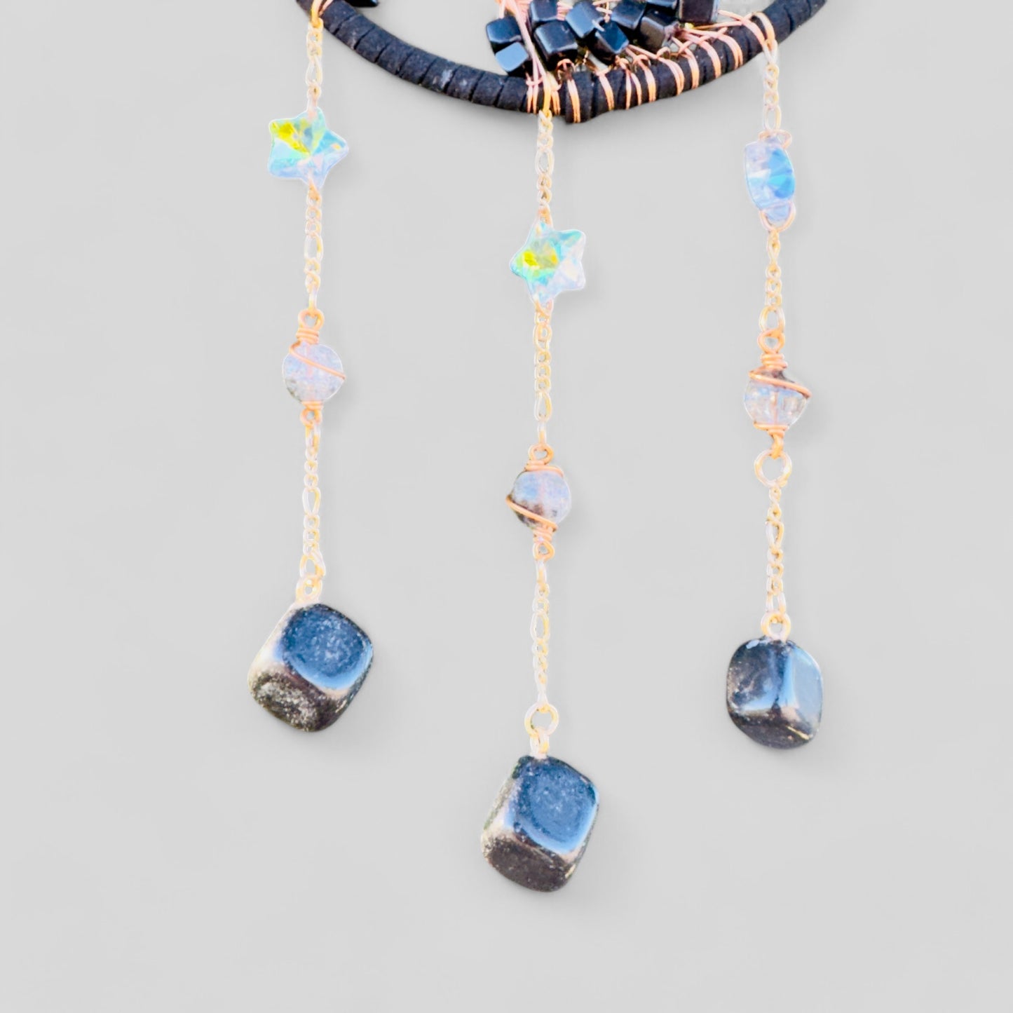 Attrape-rêves en forme de croissant de lune en métal doré avec arbre de vie vert, aventurine et breloques à suspendre – à suspendre à une fenêtre ou à un mur