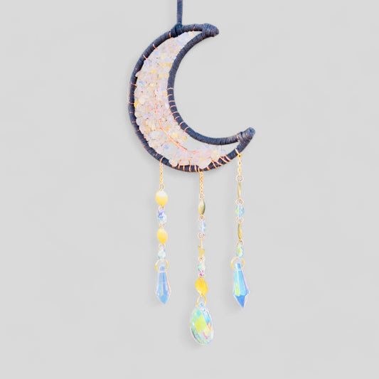 Attrape-rêves en forme de croissant de lune en métal doré avec arbre de vie vert, aventurine et breloques à suspendre – à suspendre à une fenêtre ou à un mur