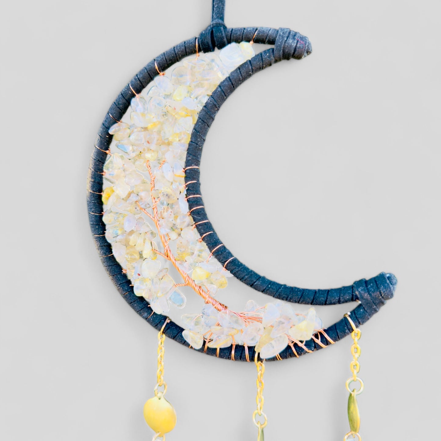 Attrape-rêves en forme de croissant de lune en métal doré avec arbre de vie vert, aventurine et breloques à suspendre – à suspendre à une fenêtre ou à un mur