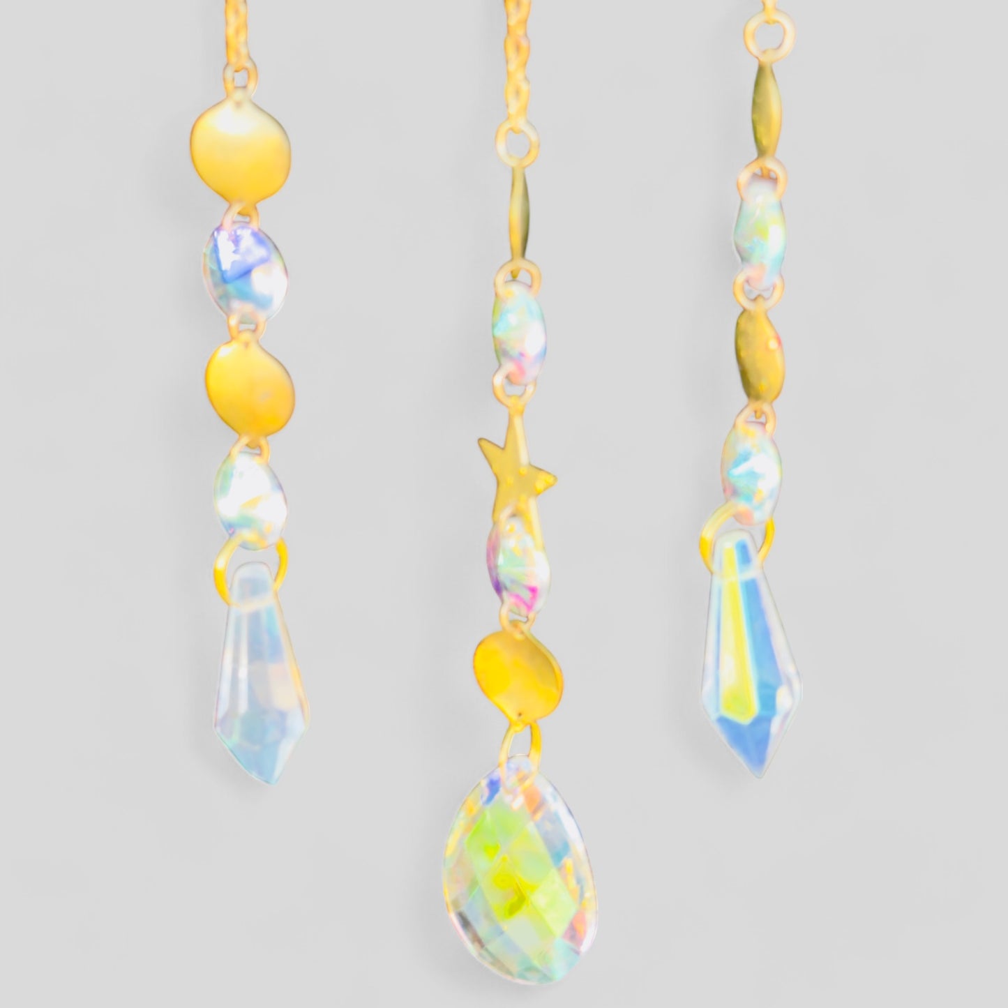 Attrape-rêves en forme de croissant de lune en métal doré avec arbre de vie vert, aventurine et breloques à suspendre – à suspendre à une fenêtre ou à un mur