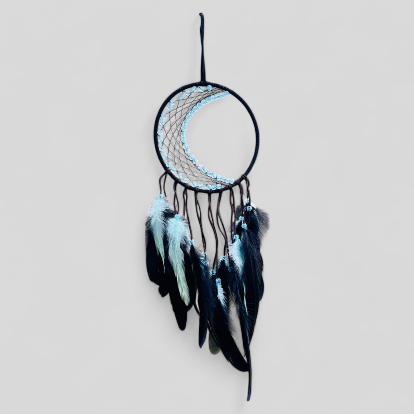 Capteur de rêves croissant de lune suspendu au mur moyen avec plumes noires et bleu clair, décoration intérieure de style Boho moderne - Expédition rapide !