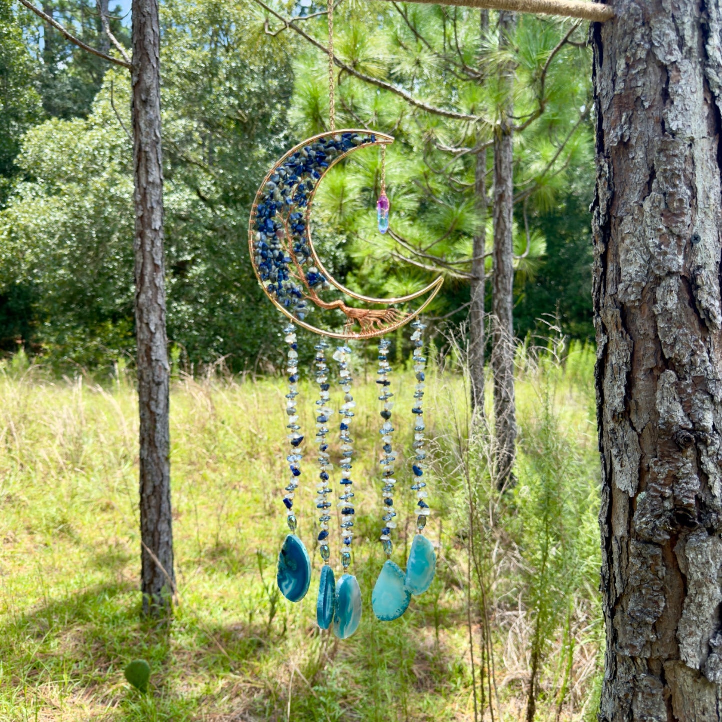 Attrape-rêves en forme de croissant de lune en métal doré avec arbre de vie vert, aventurine et breloques à suspendre – à suspendre à une fenêtre ou à un mur