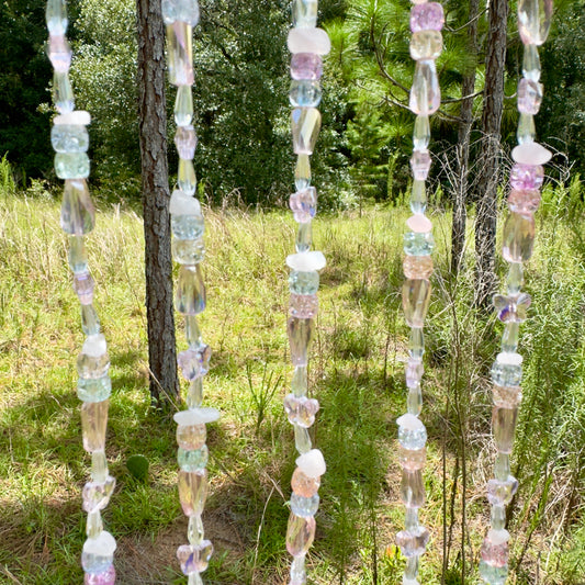 Attrape-rêves en forme de croissant de lune en métal doré avec arbre de vie vert, aventurine et breloques à suspendre – à suspendre à une fenêtre ou à un mur